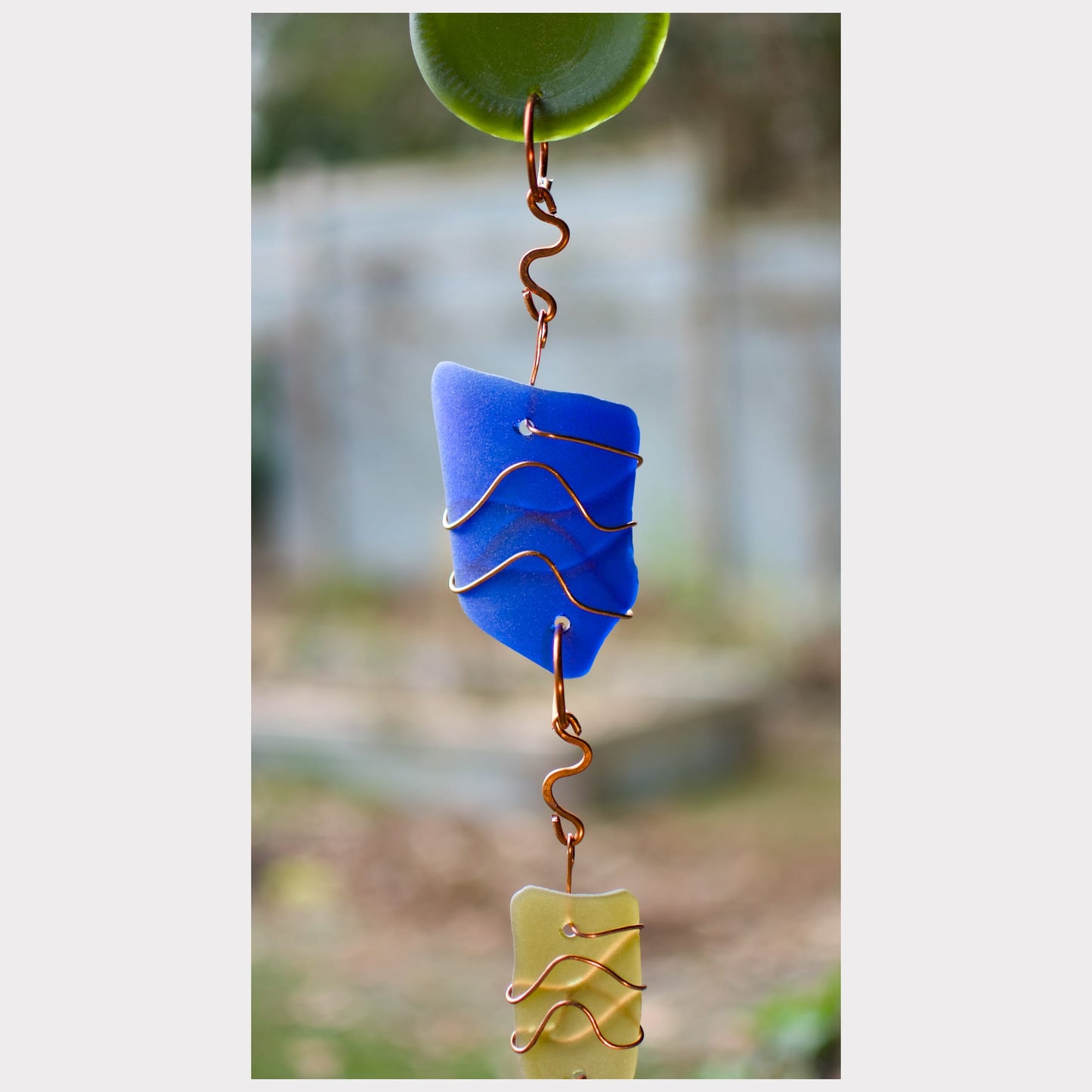 Handgefertigter Windspiel-Sonnenfänger aus Kupfer-Seeglas