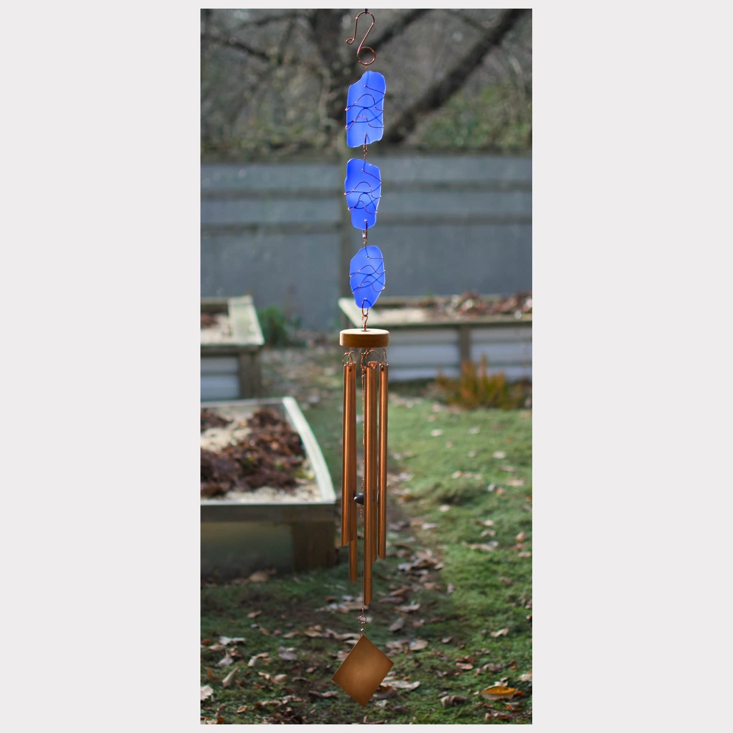 Windspiel aus kobaltblauem Glas und Kupfer