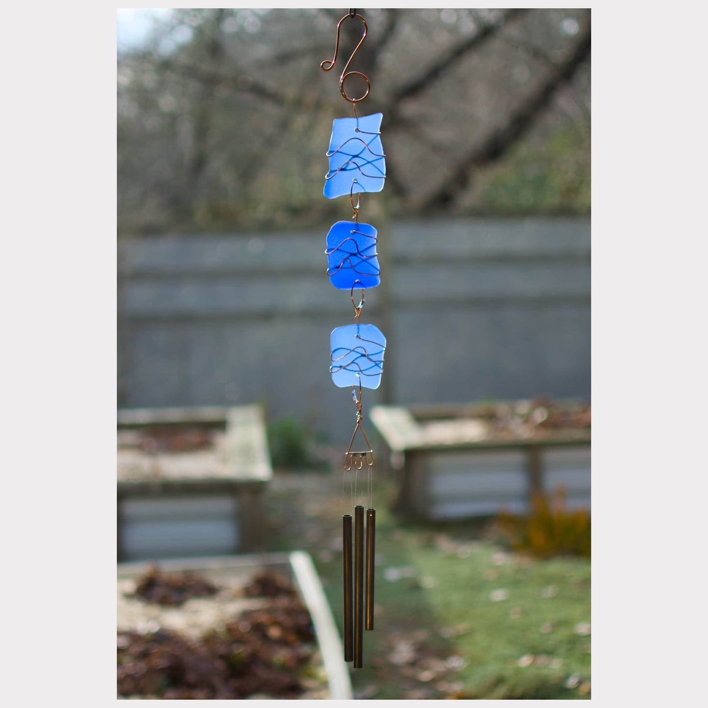 Handgefertigtes Kunst-Windspiel aus blauem Glas und Kupfer für den Außenbereich