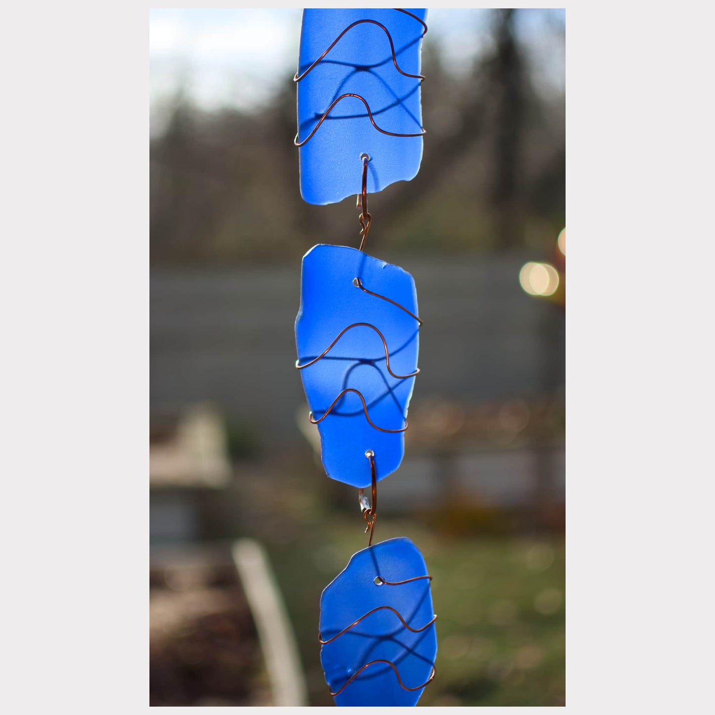 Windspiel aus kobaltblauem Glas und Kupfer